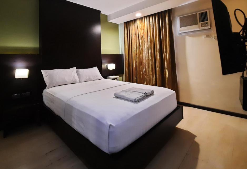 Lorenzzo Suites Hotel Makati Макати Экстерьер фото